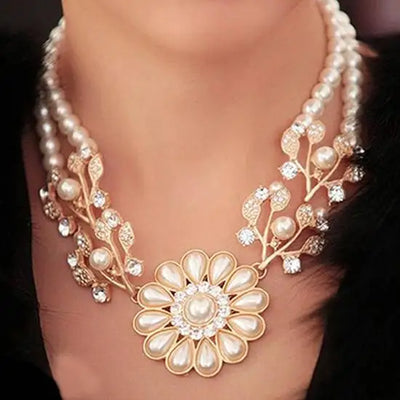 Women's Bohemian artificial pearl flower pendant necklace choker in elegant design.