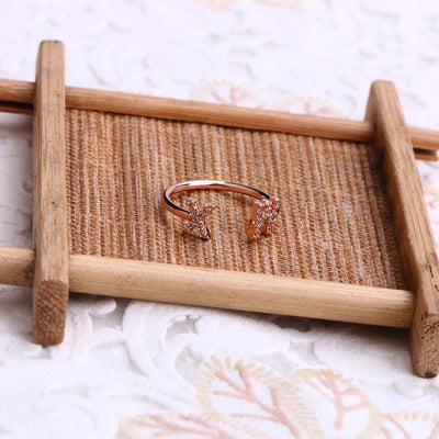 Anillo abierto con letra personalizada DOREMI y circonitas glaseadas