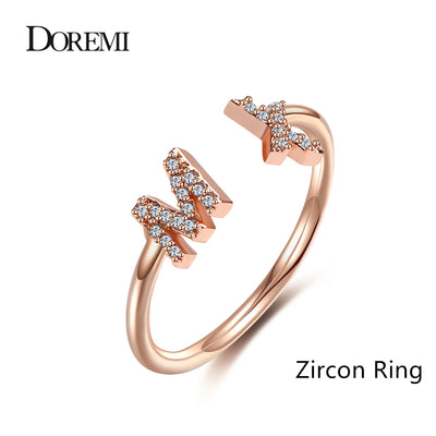 Anillo abierto con letra personalizada DOREMI y circonitas glaseadas