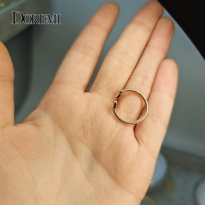 Anillo abierto con letra personalizada DOREMI y circonitas glaseadas