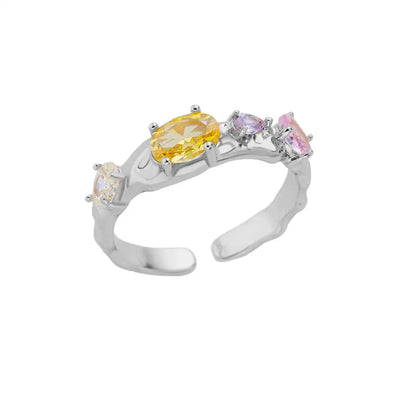 Anillo de acero inoxidable de lujo en tono dorado con piedra preciosa simulada.