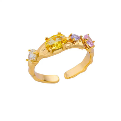 Anillo de acero inoxidable de lujo en tono dorado con piedra preciosa simulada.