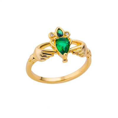 Anillo de acero inoxidable de lujo en tono dorado con piedra preciosa simulada.