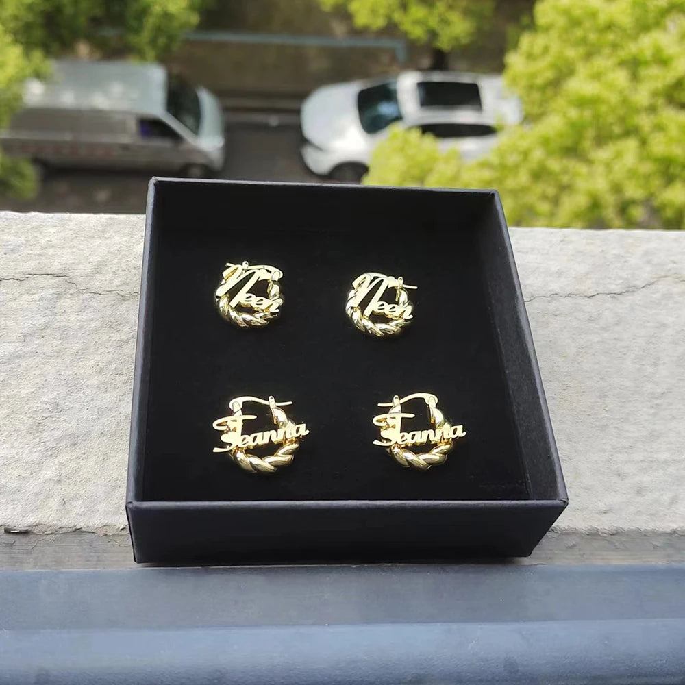 Mini pendientes personalizados con nombre personalizado, de 18 mm, pequeños aros giratorios para niños, regalo de aniversario, joyería para familiares, amigos y amantes.