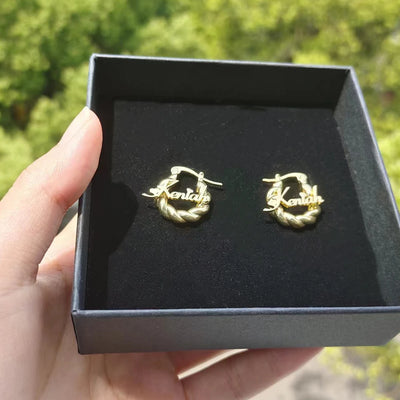 Mini pendientes personalizados con nombre personalizado, de 18 mm, pequeños aros giratorios para niños, regalo de aniversario, joyería para familiares, amigos y amantes.