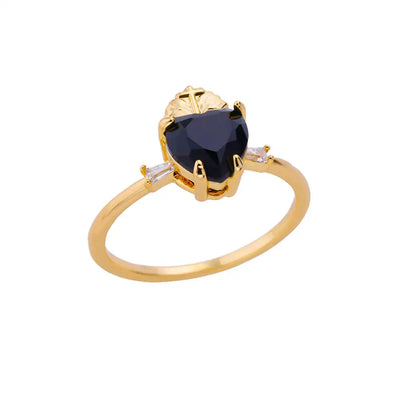 Anillo de acero inoxidable de lujo en tono dorado con piedra preciosa simulada.