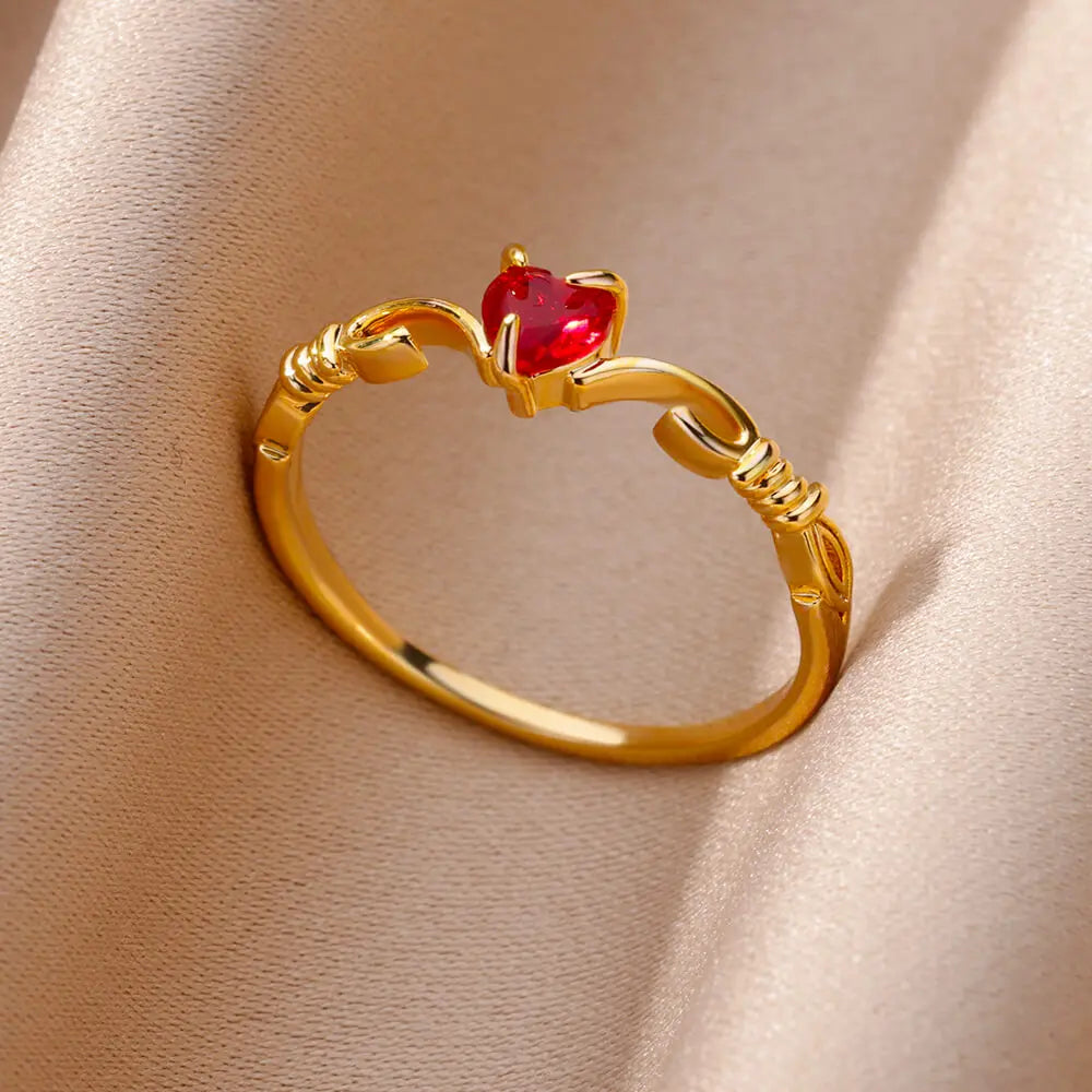 Anillo de acero inoxidable de lujo en tono dorado con piedra preciosa simulada.