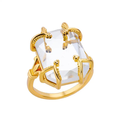 Anillo de acero inoxidable de lujo en tono dorado con piedra preciosa simulada.