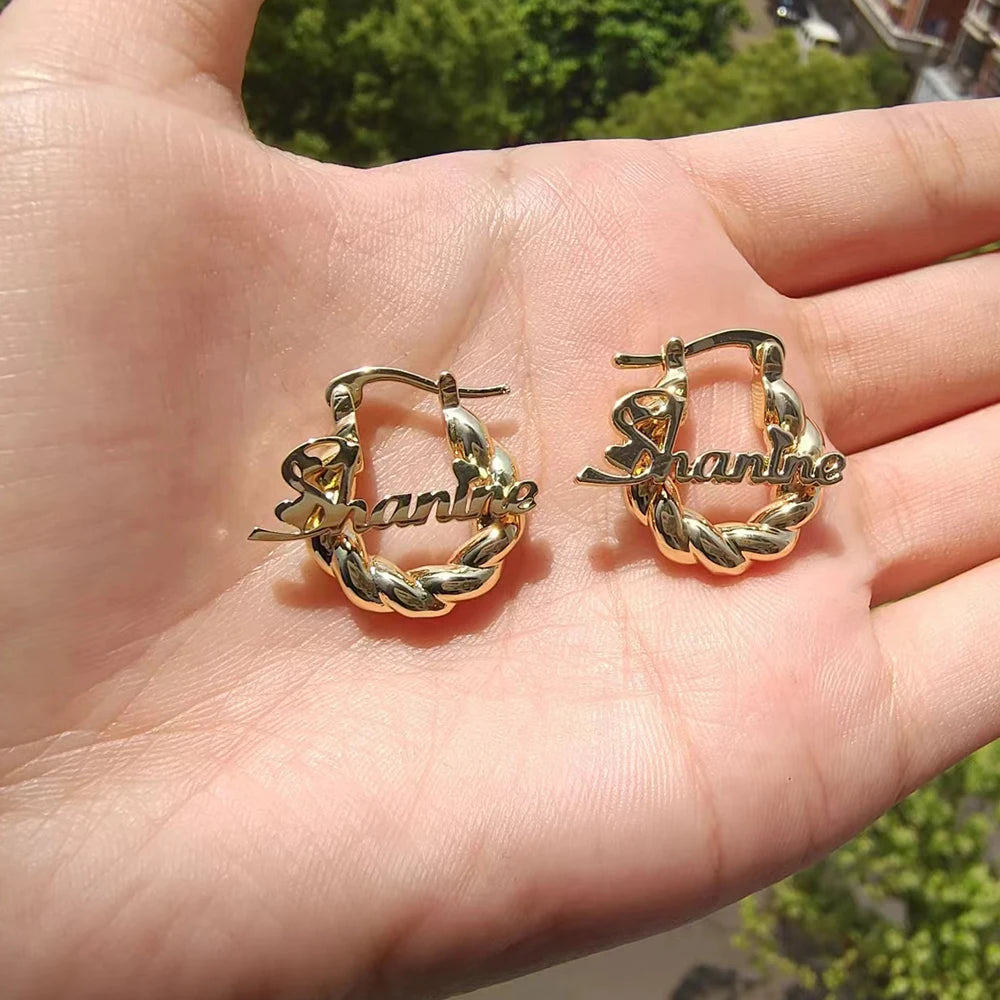Mini pendientes personalizados con nombre personalizado, de 18 mm, pequeños aros giratorios para niños, regalo de aniversario, joyería para familiares, amigos y amantes.