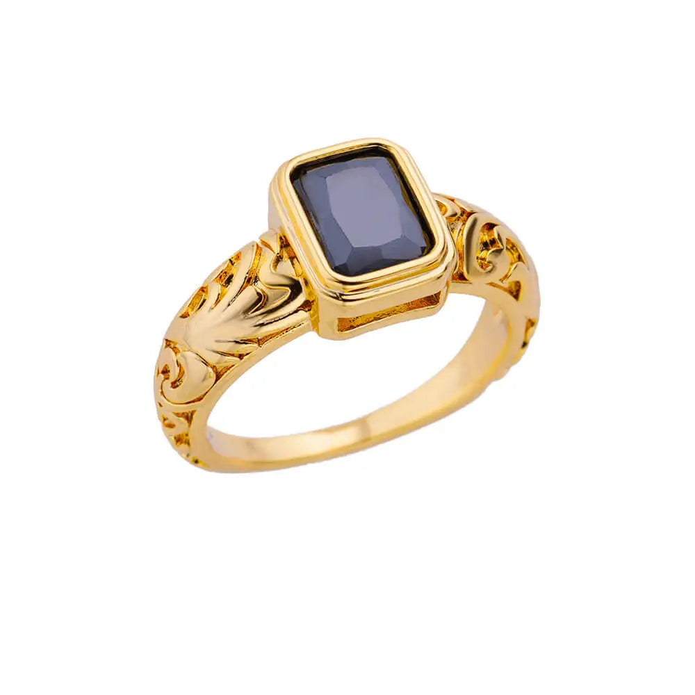 Anillo de acero inoxidable de lujo en tono dorado con piedra preciosa simulada.