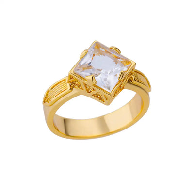 Anillo de acero inoxidable de lujo en tono dorado con piedra preciosa simulada.
